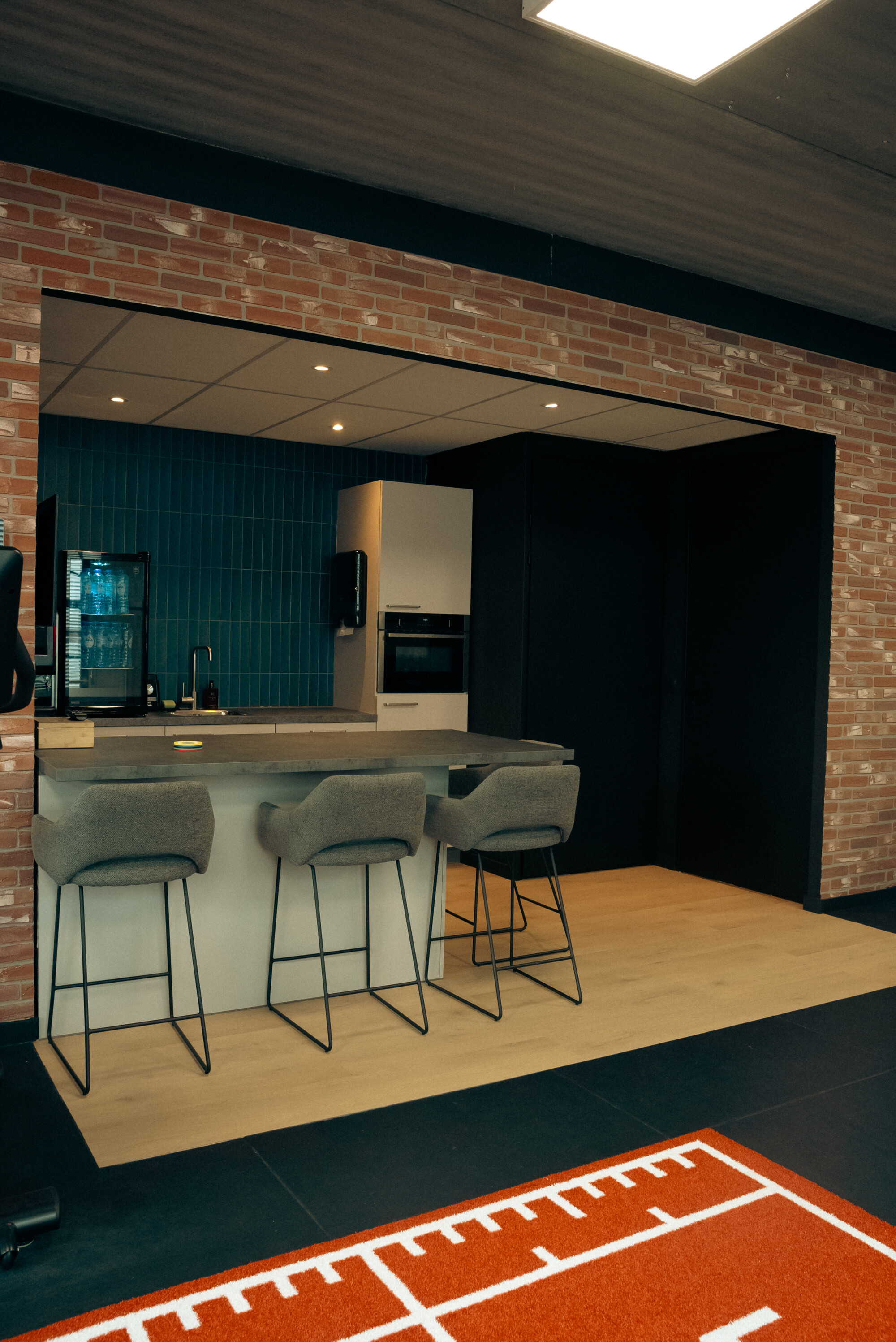 Bar met zitplaatsen naast de trainingsruimte van The Strength Club Bar met zitplaatsen naast de trainingsruimte van The Strength Club