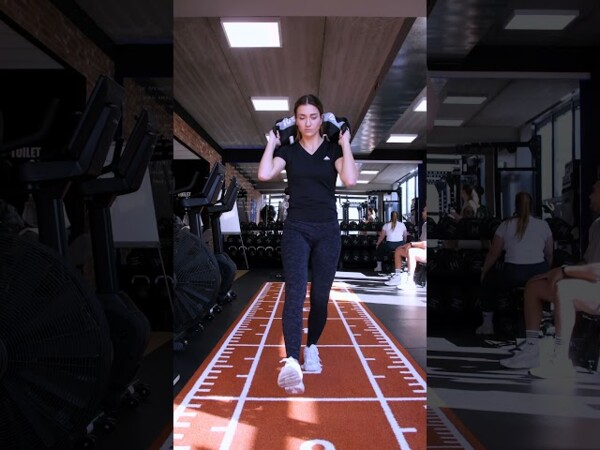 Sporter doet een walking lunge tijdens bedrijfsfitness