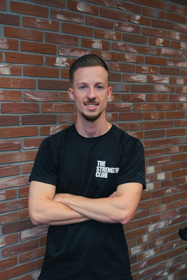 Portret van Thijs Groeneweg, personal trainer bij The Strength Club Portret van Thijs Groeneweg, personal trainer bij The Strength Club