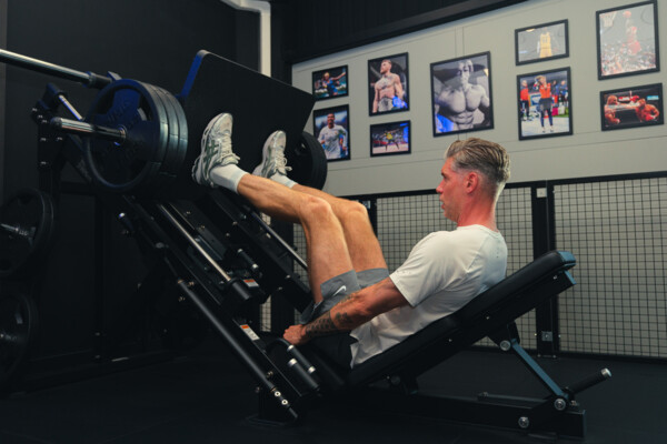 Sporter traint op de legpress